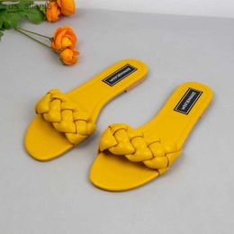 Slippers New Designer Fashion Summer Sandals Women Flat Bottom Ladies PU Leather Slides Weave Slip on Sandal Woman Outside Beach Shoes H240416 3TOX