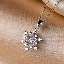 Pendant Necklaces Fashion Luxury White Snowflake Necklace Women With Brilliant Cubic Zirconia Romantic Bridal Wedding Jewellery 2024