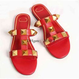 2024 TOP Trainers Designer Valentines Branding Summer Women Beach Flip Flops Shoes Quality Studded Ladies Cool Bow Knot Flat Slipper Female Rivet Jelly Sandals 637
