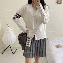 Designer Trend Tom Sweaters Early Spring Womens V-Neck Knitted Cardigan Slim Sweater Medium Length Small Coat White Loose Contrast Color Design Sense Top