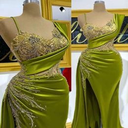 Arabo Aso Ebi Olive Green Elegante Serma di raso Mermaid Prom sibila splendide cristalli per sfregamenti abiti da sera formali arricciati.