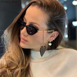 Sunglasses Vintage Cat Eye Sunglasses Women Fashion Luxury Designer Sun Glasses Shades with Chain Holder Heart Pendant UV400 Oculos Gafas Y240416