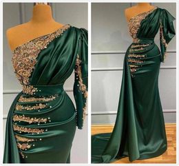 2022 Sexy Satin Dark Green Mermaid Evening Dresses Wear with Gold Lace Appliques Pearls Beads One Shoulder Pleats Long Formal Occa1545335