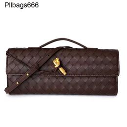 Andiamo Clutch Bag Bottegvenetas Handbags 2024 New Handwoven Cowhide Banquet Method Stick Pin Lock Buckle Handheld One Shoulder for Women