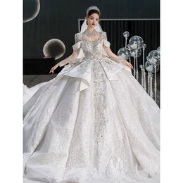 2024 Nuovi abiti da sposa in raso di lusso perle sexy cristalli cristalli in rilievo abiti da sposa in treno lungo arricciati.