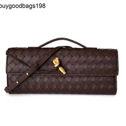 Bottegvenetas Andiamo Clutch Bag 2024 New Handwoven Cowhide Banquet Method Stick Pin Lock Buckle Handheld One Shoulder for Women