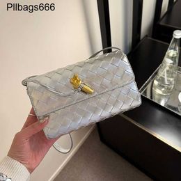 Andiamo Clutch Bag Bottegvenetas Handbags 2024 New Genuine Leather Mobile Phone Unique Design Commuter Crossbody Premium Silver Woven