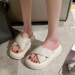 Slippers Beach Lying Toilet Shoes Woman Designer Sandals Women Luxury Sneakers Sports Design On Sale Seasonal Beskets