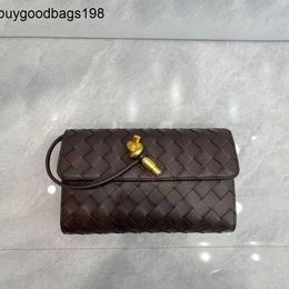 Bottegvenetas Andiamo Clutch Bag 2024 New Woven Small Square Fashionable Single Shoulder Crossbody One Piece Daihatsu Lingge Fragrant Insert MH98