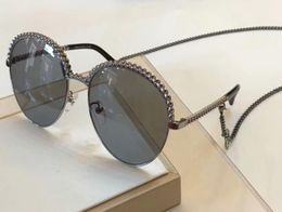 Luxury 4242 Sunglasses Charming Hanging Chain Silver Grey 2019 Blogger Sun Glasses Women Designer Sunglasses Shades New with Box3901164