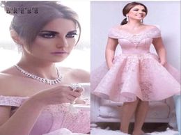 Fashion Arabic Short Pink Cocktail Dresses Elegant Lace Appliqued Off Shoulders Ball Gown Ruffles Homecoming Prom Dress Custom Mad4991276