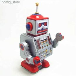 Classic Series Retro Clockwork Wind Up Metal Walking Tin Repair Robot Recall Mechanical Toys Childrens Christmas Gifts Y240416