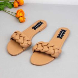 Slippers New Designer Fashion Summer Sandals Women Flat Bottom Ladies PU Leather Slides Weave Slip on Sandal Woman Outside Beach Shoes H240416 0JU5