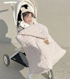 Winter Stroller Blanket Fleece Warm Blanket born Swaddle Infant Accessory Quilted Windproof Cloak Strap Wrap Quilt Cover 240315