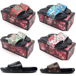 2024 Luxury Designer Slippers For Men Women Luxe Flats Floral Flowers Strawberry Fashion Slides Rubber Leather Room House Man Woman Mule pantoufle Sliders