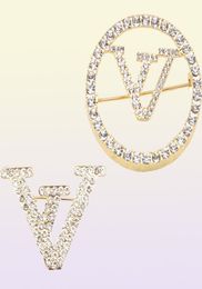 Luxury Brand Designer Letter Pins Brooches Women 65Style Gold Silver Crystal Pearl Rhinestone Cape Buckle Brooch Suit Pin Wedding 6628154