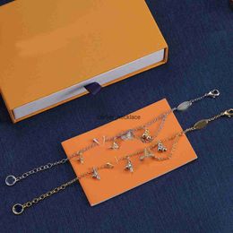 Elegant Charm Bracelet Luxury Flower Letter Pendants Original Designer for Women Crystal 18K Gold Silver Plated Wristband Cuff Link Chain Bangle Fashion Jewellery