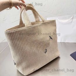 Totes 2024 New Spring Striped Grass Woven Simple Commuter Shopping Bag Vegetable Basket Handbag T240416