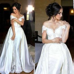 Desinger von den Schulterkleidern Eine Linie Überdrehung Spitze Applikation Kapelle Zug Satin Perlen Hochzeitskleid Vestido de Novia 403 Pplique Pplique