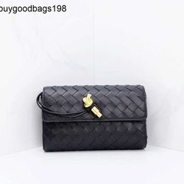 Bottegvenetas Andiamo Clutch Bag Design Style Small Highend Woven Sheepskin Soft Crossbody Womens Retro Single Shoulder Pin Gold Buckle Vintage