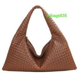 Leather Totes BottegVeneta Hop Handbags Lazy French Style Ancient Style Large Capacity Shoulder Bag 2024 New Niche Cowhide Bag Hand Woven Und have logo HBU8E5