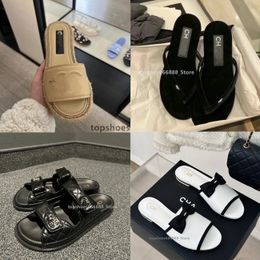 Parigi 2024 Nuovo designer di lusso Donne sandali Tory trapuntato Cha in stile doppio arco Donne casual Slifori piatti Summer Beach Women Slide Macaron Sandalias C