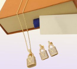 Europe America Fashion Style Jewellery Sets Lady Women Goldcolour Hardware Engrave V Initials Setting Full Diamond Lock Pendant Nec7344287