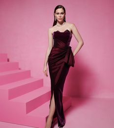 Vintage długie burgundowe aksamitne sukienki wieczorne z rozciętą osłoną plisowaną podłogę w dekolcie Długość podłogi