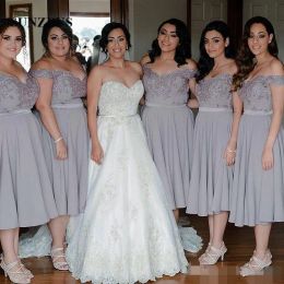 Short Silver Grey Bridesmaid Dresses Lace Applique Beaded Off Shoulder Chiffon Sash Tea Length Plus Size Maid of Honour Gown Beach Wedding