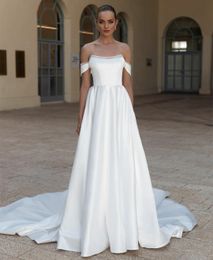 Elegant långvita satinbröllopsklänningar med fickor a-line elfenben av axel veckad svep tåg blixtlås tillbaka enkla brudklänningar för kvinnor