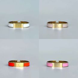 Pulseira de letra clássica de designer Bracelets Men e feminino Bracelets de casal de ouro rosa Sier Tri-Color Bangle 12mm de largura 17/19 Jóias S