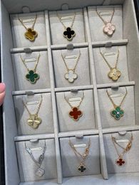 2024 designer di gioielli per donne a trifoglio Necklace Chain Chain Men Simple Flower Rhinestone Collana in oro D Regalo