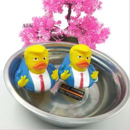 Creative PVC Trump Ducks Bath Floating Water Toy Party levererar roliga leksaker gåva 0417