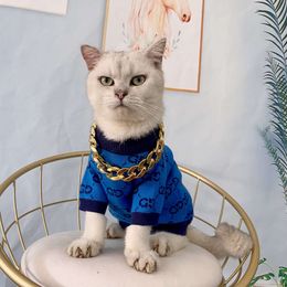 秋の冬のペットファッションブランドセーター新しい犬と猫の青い文字丸い首2フィート暖かい服