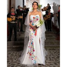 Avtagbar broderi sjöjungfrun klänningar mexikanska blommor utanför axel älskling lång satin brudklänningar vintage vårperiod bröllop formell klänning