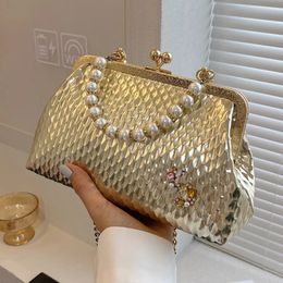 2023 Luxury Designer Women White Shoulder Bags Gold Silver Crossbody Pearl Evening Clutch Chain Shell Clip Party Handbags 240416