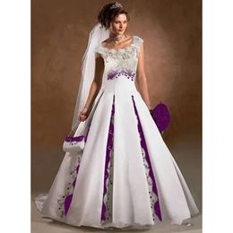 Lila und Vintage Eine Linie weißes Hochzeitskleid bestickte gotische Brautkleider Spitzen -Top -Kappe Ärmel Scoop Hals Braut Vestido de Novia 2023