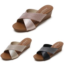 Sandali di pannelli classici Slide 2024 Vendita calda Donne High Heel Beach Sandal Summer Scarpe per il sandalo in oro nero Dimensioni 36-42