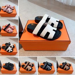 Designer-Hausschuhe, Chypre-Sandalen, Slider, Flip-Flops, flache Sandalen für den Strand, Komfort, Kalbsleder, natürliches Wildleder, Ziegenleder in Braun und Schwarz für Damen