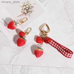 Keychains Lanyards 1PC Strawberry Red Heart Keychain Keyring For Women Girl Jewelry Simulated Fruit Cute Car Key Holder Keyring Best Friend K23 Y240417