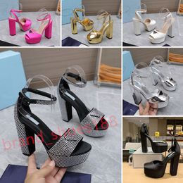 Sandalendesignerin Sandalen Frauen Schuhe Absätze wasserdichte Plattform Dicke Absätze Luxus echte Lederseide mit Bohrerfürchn. Knöchel rutschen Sandalen berühmte Designerinnen Frauen