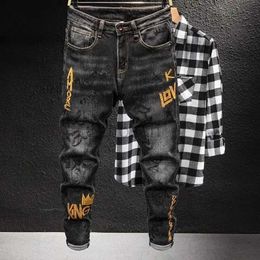 Jeans maschile di alta gamma coreana di lusso coreano punk slim fit denim per primavera e autunno con design da ricamo 3d D240417