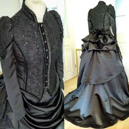 Black Victorian Vintage Gothic Wedding Bustle Brudklänningar Ruched High Neck långa ärmar spetsar Applqiue pärlstav en linje maskerad vampyrklänning för kvinnor
