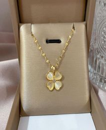 Womens Luxury Designer Necklace Fashion Fourleaf Clover Cleef Pendant Necklace Necklaces Jewelry7032285