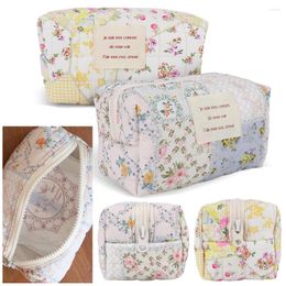 Cosmetic Bags Quilted Travel Bag Aesthetic Floral Makeup Portable Pouch Lightweight Versatile For Outdoor