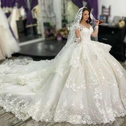 Tiered Ball Sleeve Long Gown kjolklänningar kapell tåg elfenben brudklänningar v-ringning plus storlek spetsa applicerad bröllopsklänning skräddarsydd mantel de mariee s