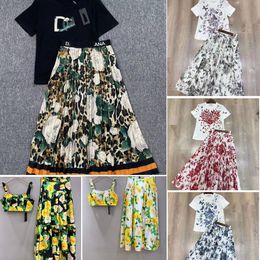 2024 Vestidos femininos de seda dourada de seda esbelta Conjunto com impressão de letra para roupas externas estilo florestal estilo longa saia de duas peças para vestidos de malha de manga curta