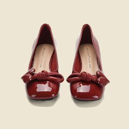 Обувь для женщин 2024 Низкие каблуки Элегантная дама летняя обувь Обычная кожаная повседневная квадратная нога с луком красной подлинной марки