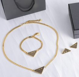 Personlighet Classic Rhinestone Pendant Necklace Women Lovers Gift Hip Hop Trendy Triangle Armband Designer Brand Earring Stud Smycken