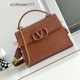 Handbag Lady valenn High-end Product Leather Bag Vsling Womens Stud Official Bags Crocodile Pattern New Napa Buckle Runway Style Paired Light Luxury EOSH 08SY